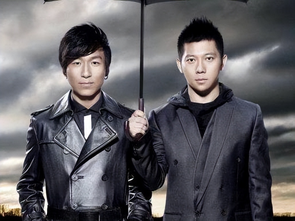 陈羽凡坐着轮椅唱歌,陈羽凡露面唱冷酷到底