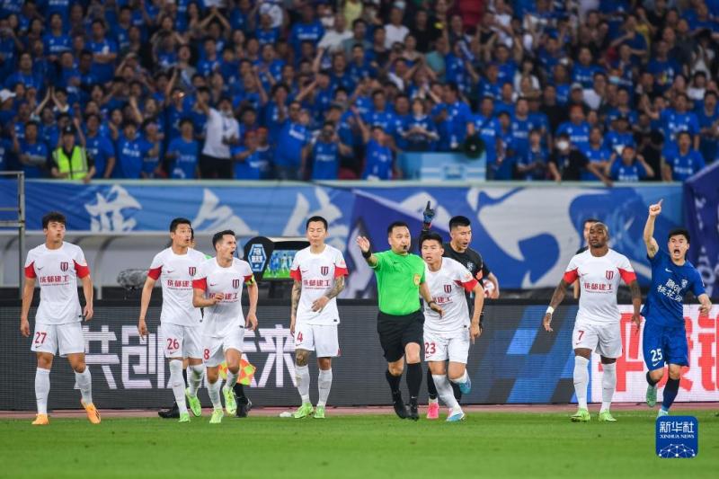 中超争议判罚愈演愈烈!本土裁判难获信任,或加速足协重新聘请洋哨