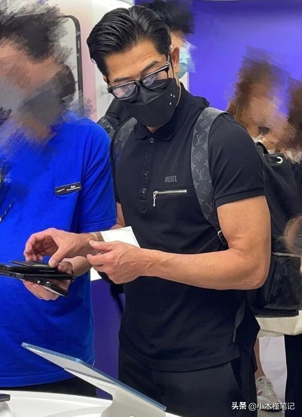 郭富城方媛带女儿买东西,郭富城天王嫂方媛休闲装束