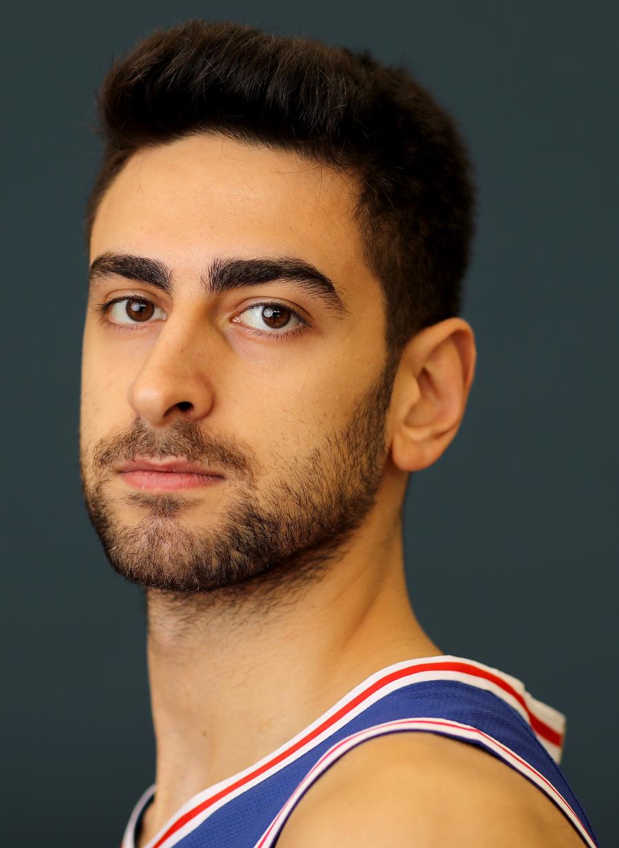 在美国打球的篮球运动员福尔康，被《GQ》杂志评选为最佳着装男士