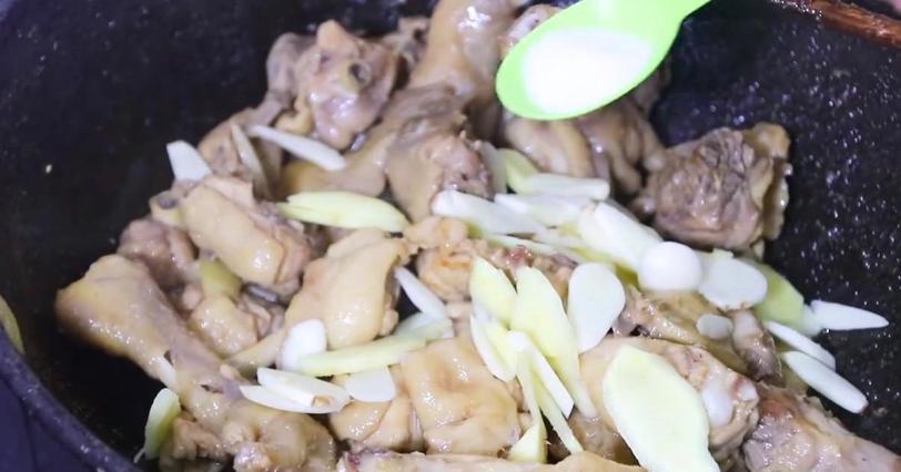 炖鸡肉时切记别直接焯水教你一招,炖鸡肉别直接焯水教你正确做法