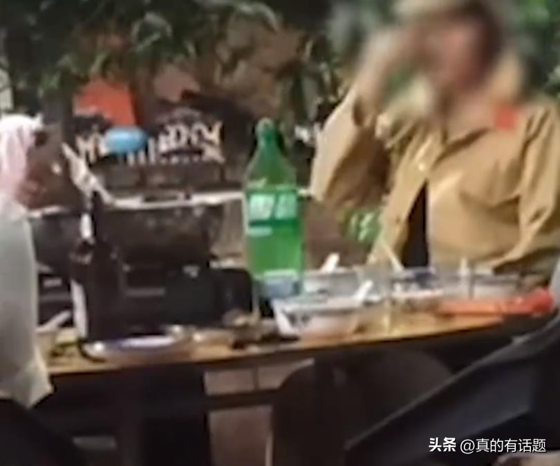 女子穿上闺蜜买的日本军服，饭店打闹后被拘，穿衣自由也有底线