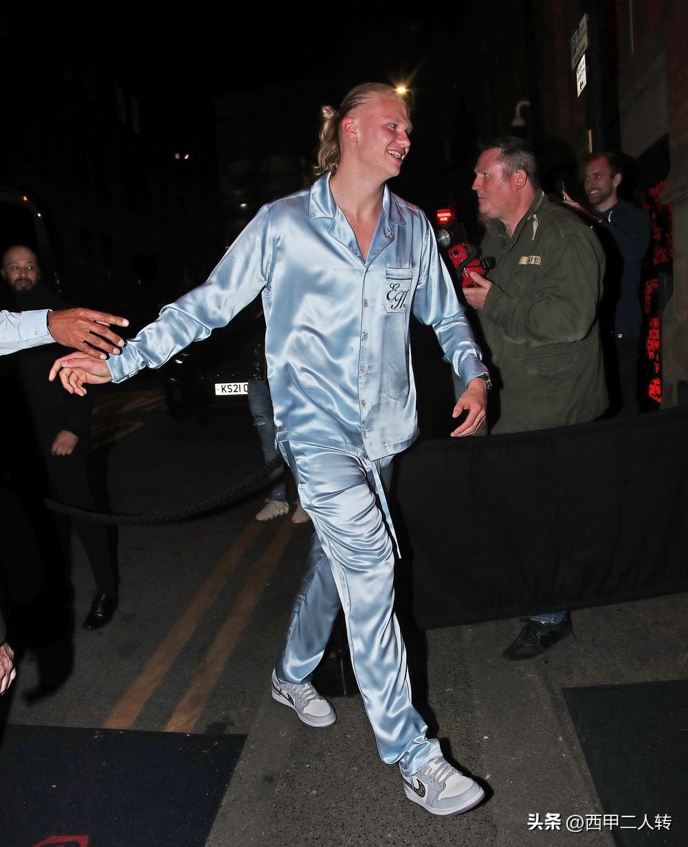 曼城夺冠派对哈兰德和女友,曼城球员开派对庆祝