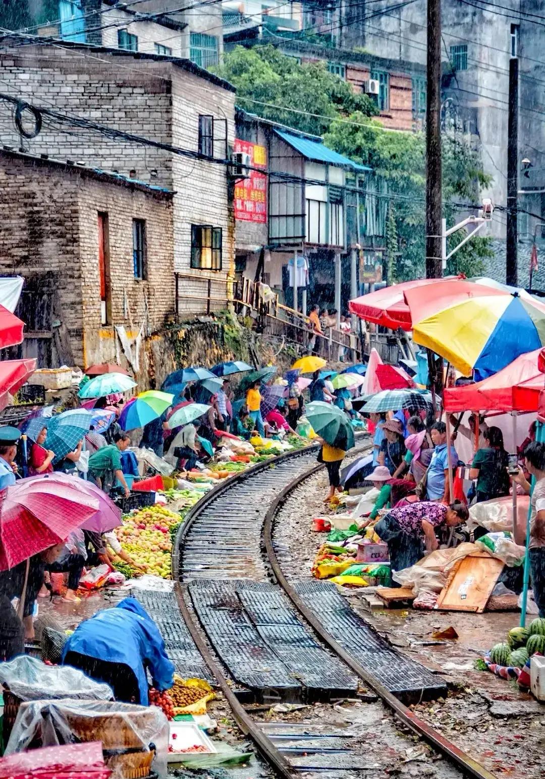 云南红河州，清朝遗留下来的火车集市：很多人误以为是印度