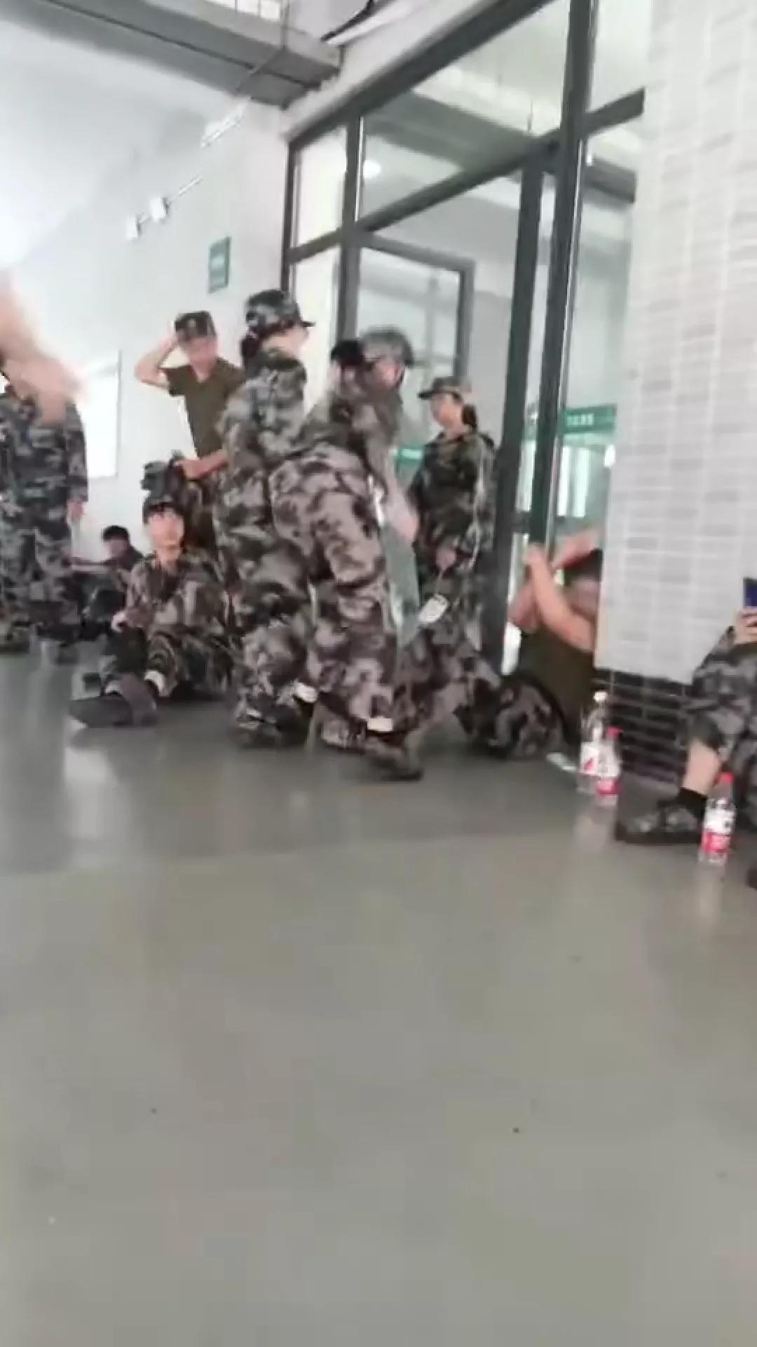 一个男生,把女生的朋友圈转发了,遭到报复,被喷漆加热水烫伤。