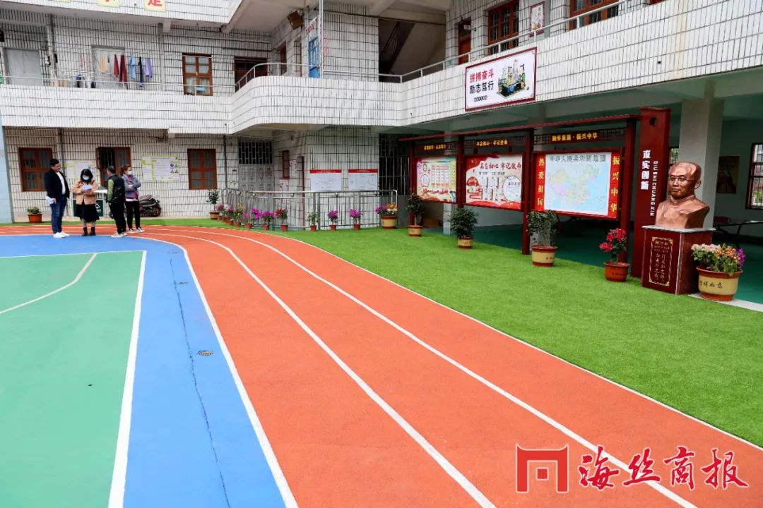 捐建希望小学善举,祝福乡贤为村民捐款