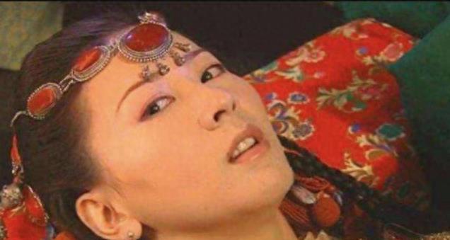 事实证明，为了钱选择当“裸模”的汤加丽，已经走上了另一条路