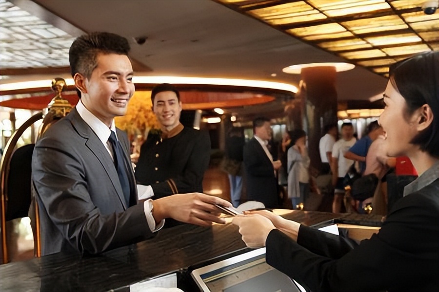 情侣住宾馆遇到警察查房该怎么办,情侣住酒店遇到查房会被拘留吗