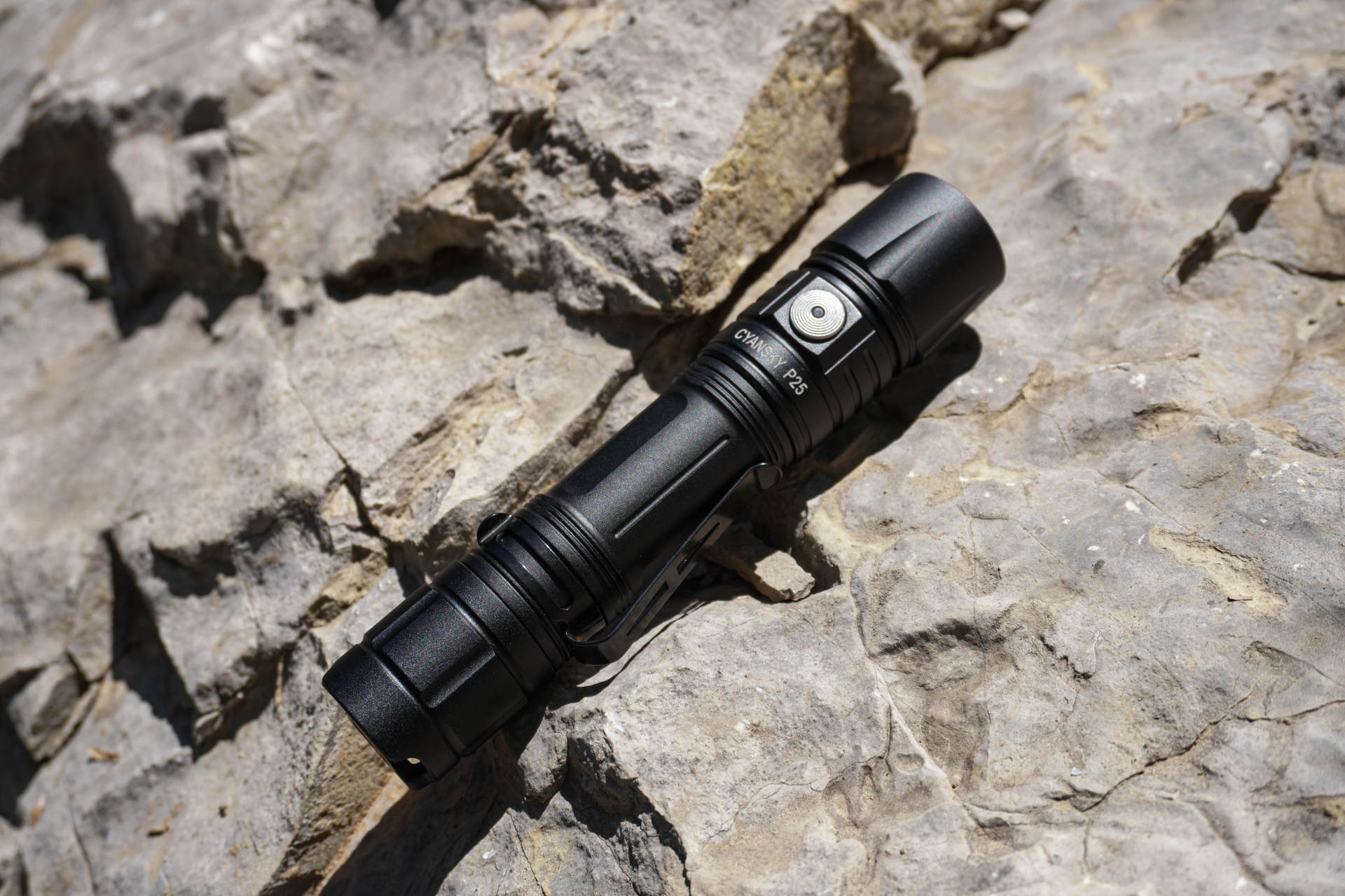 一筒搞定多用途！CYANKSY这款户外手电可是太顶了