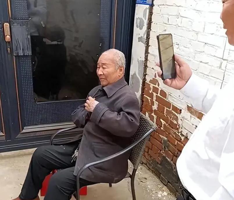 大衣哥出门被粉丝围了,大衣哥被堵门完整版