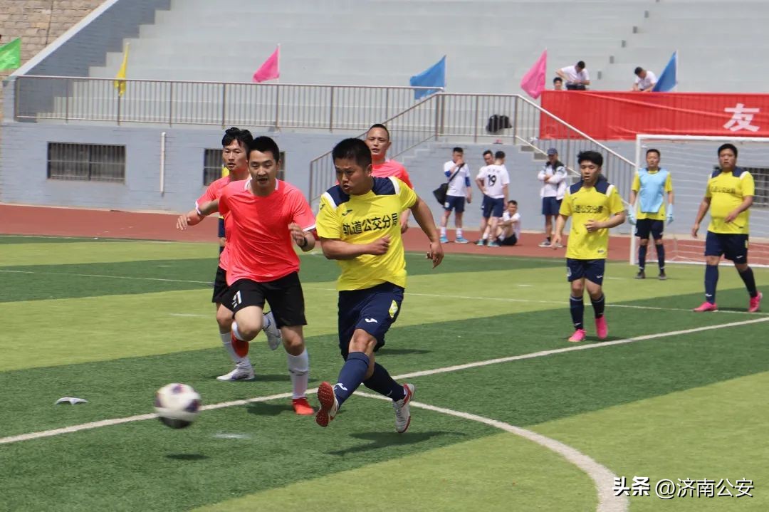 瞧瞧～警察队伍里的“足球小子”！