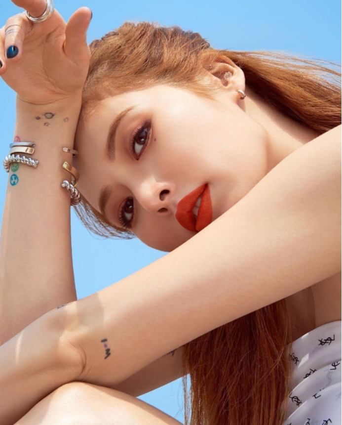 韩国女星露脐上衣 (韩国女明星露肩上衣)