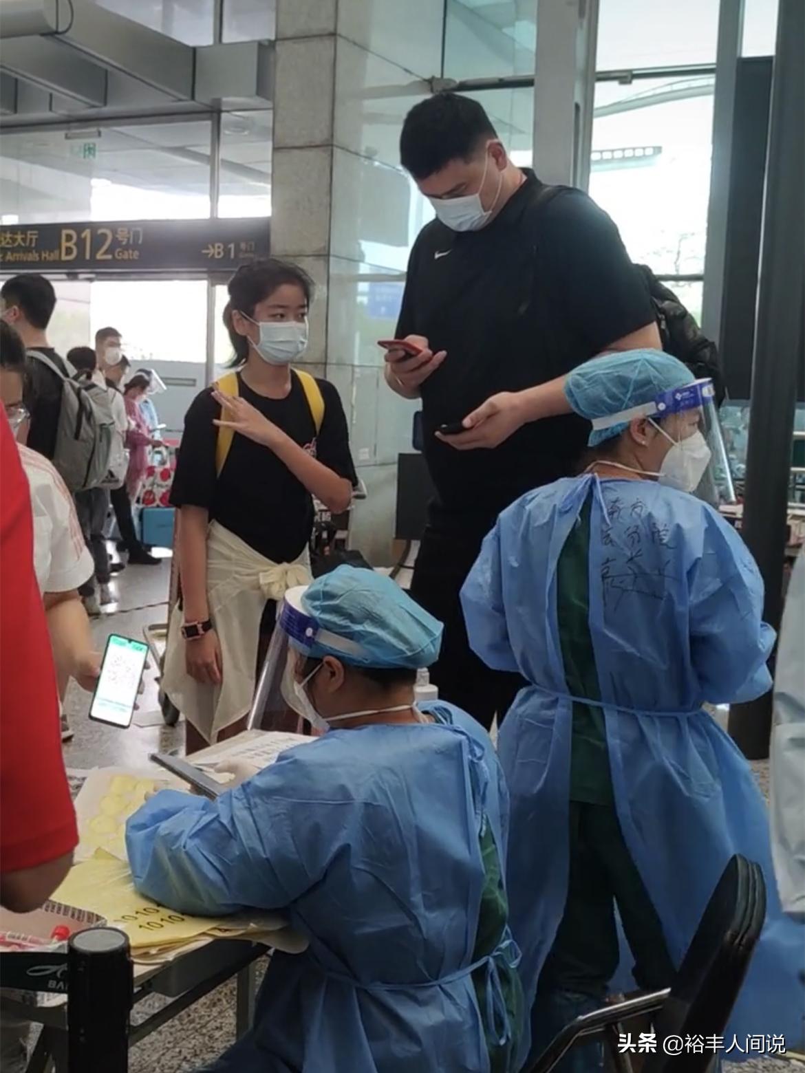 姚明带女儿现身机场,姚明携女儿亮相机场