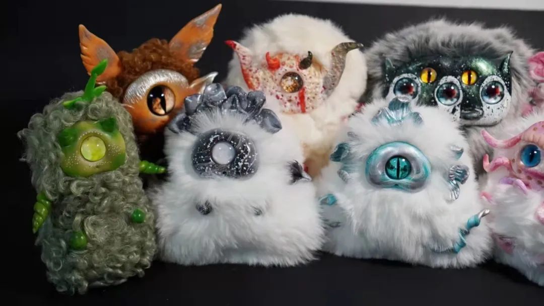 他们靠幻想挣钱，有人排一年队等它，有人花好几万抢拍