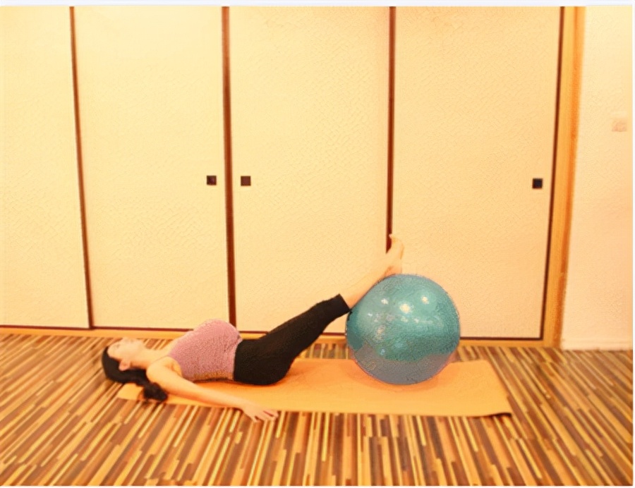 如何用瑜伽球减肥肚子,瑜伽练球减肚子的简单动作