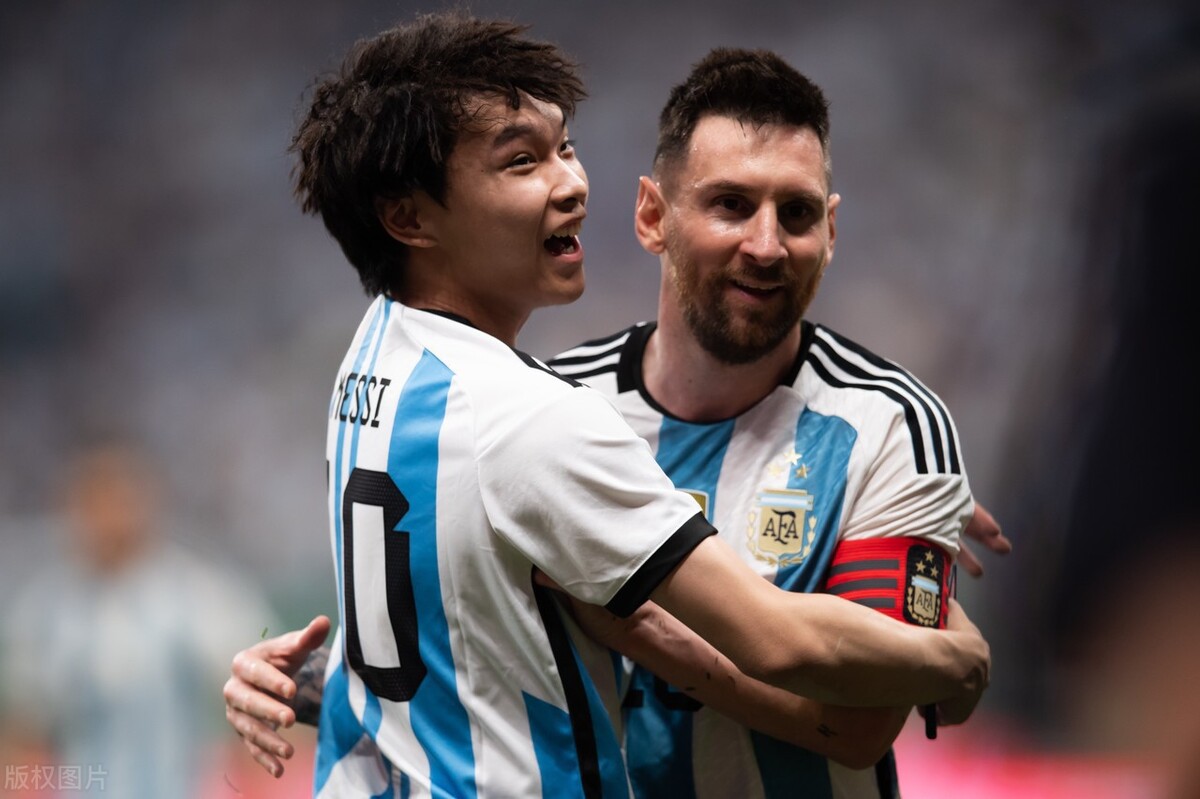 梅西阿根廷队霸气出场满屏压迫感,梅西中国表演球技