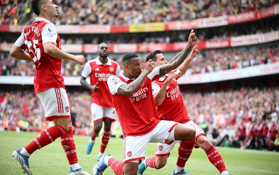 阿森纳5连胜领跑热苏斯,阿森纳对曼城热苏斯抱摔