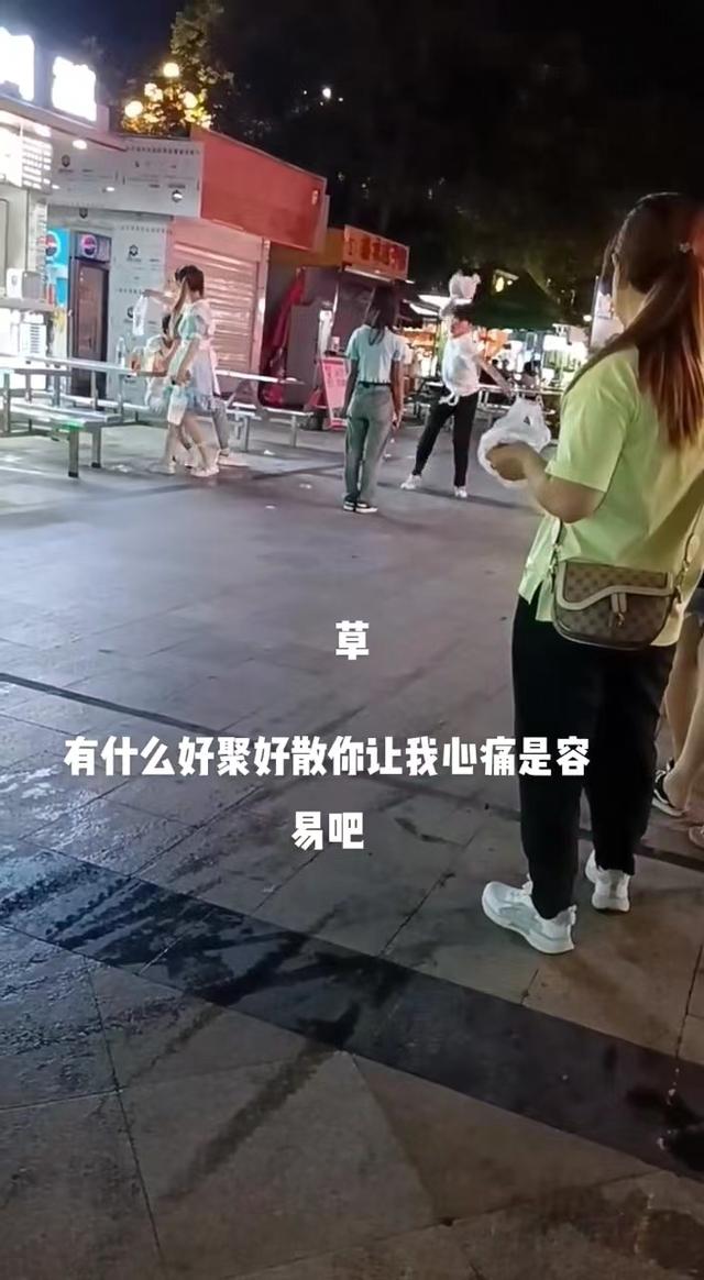 女子瞒着男友和他人逛街，男友得知后，把事先准备的礼物扔地上