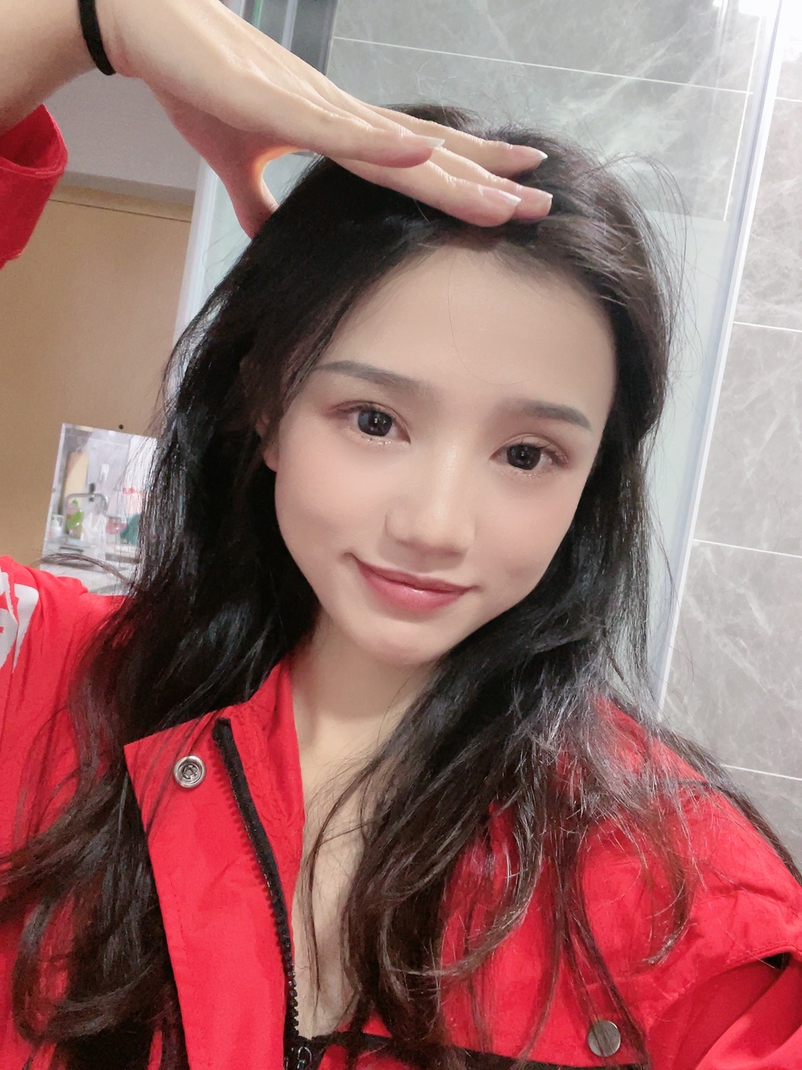 再漂亮的小姐姐也会被痘印困扰，治疗完后感叹激光治疗效果真不错