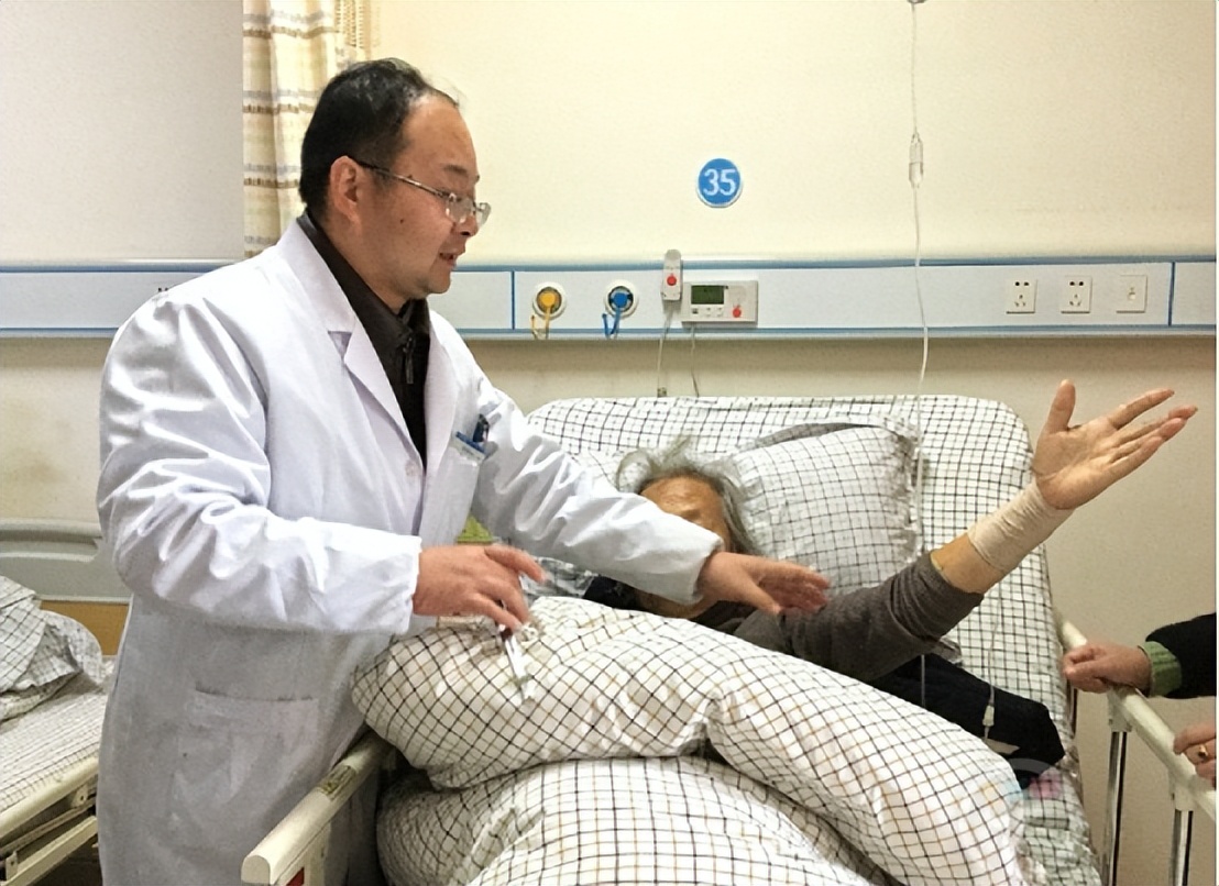 脑梗塞引起的焦虑症怎么办,脑梗塞发作时最迫切的急救方法是