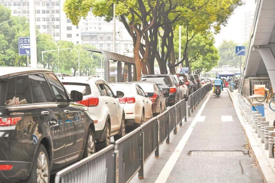 商场地下停车场车辆堵塞分析,堵塞停车场出入口怎么处罚