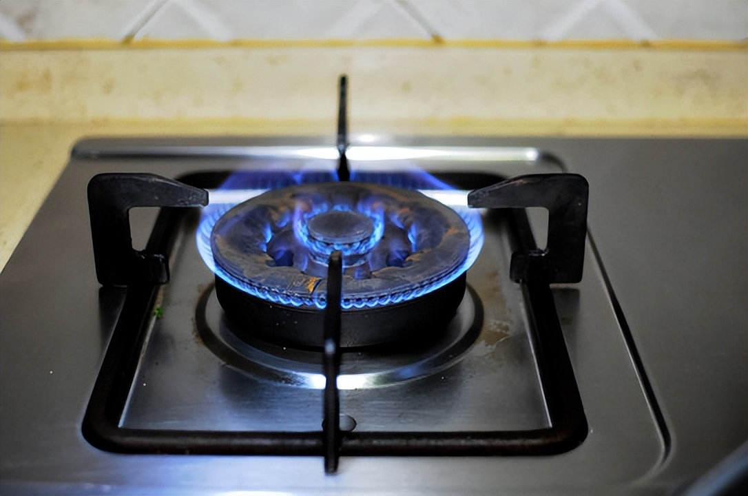 第一次搬新家燃气灶怎么使用,搬新家煤气灶要换吗
