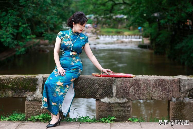 50岁阿姨拍照姿势大全站姿,中年女人拍照姿势小窍门