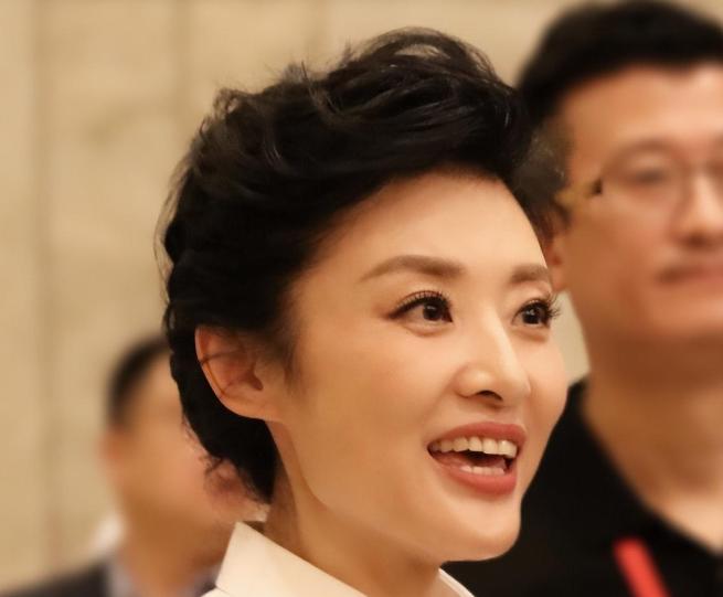 55岁的周涛：“央视一姐”到“央企董事长”，跟董卿走了不同的路