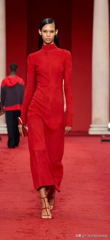 快过年了还是穿红色喜庆点,快过年了买件红色的衣服