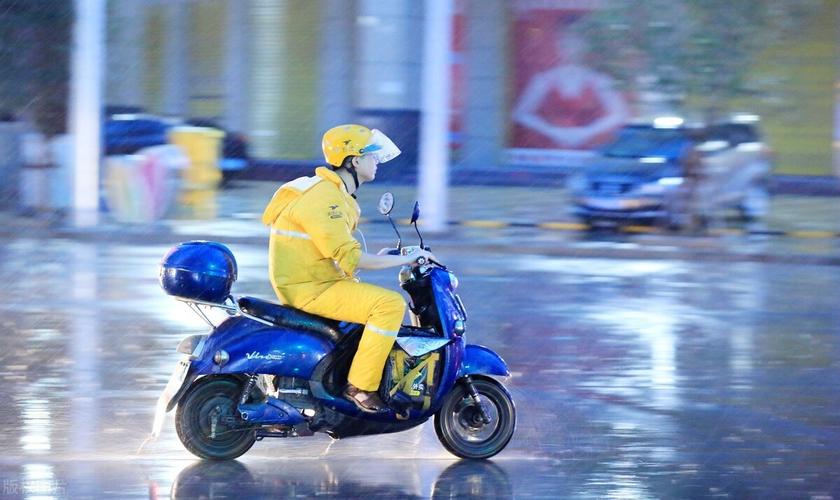 外卖小哥每天8小时月入1万,外卖小哥打工一个月能赚多少钱