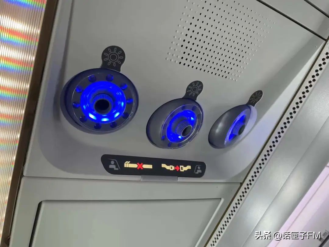 民航最高礼仪迎接c919飞机,商业首航成功c919过水门现场