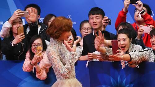 大众媒体下的粉丝群体，应该如何塑造良好的粉丝形象？