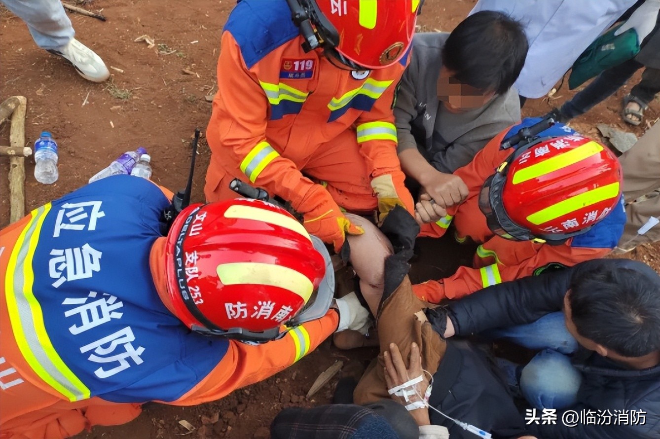 手“卡”进压面机，疼……