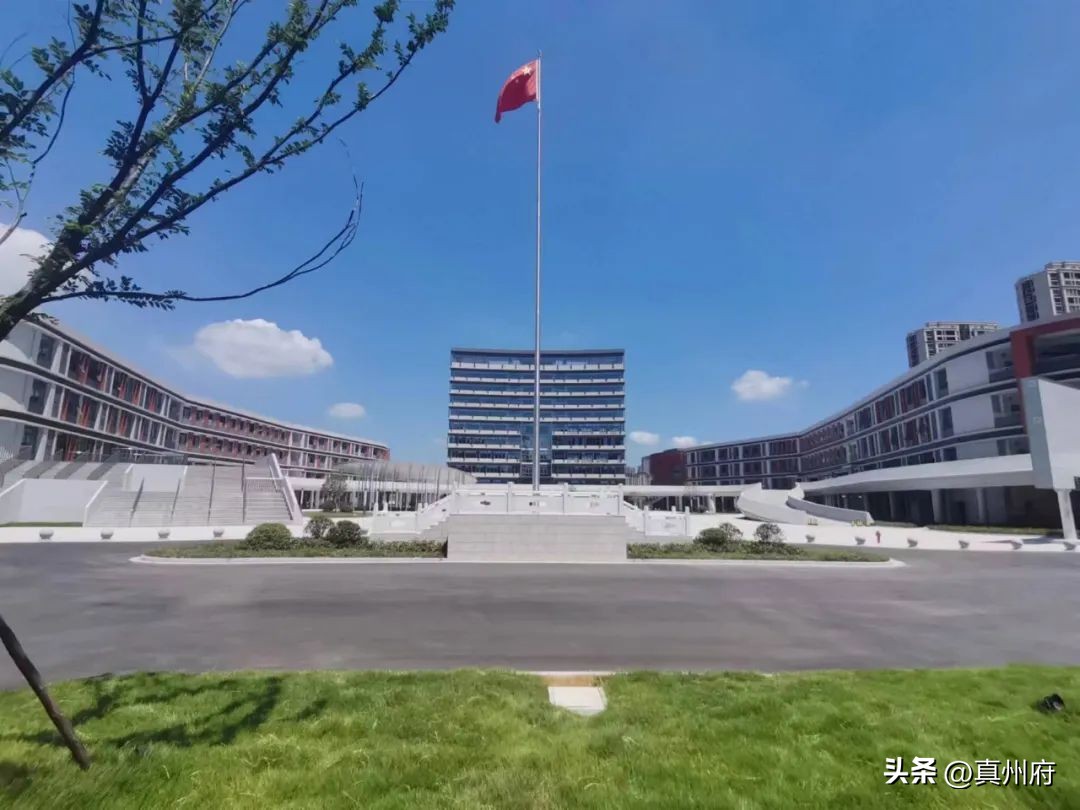 仪征中学新校区多少钱,仪征中学新校区操场