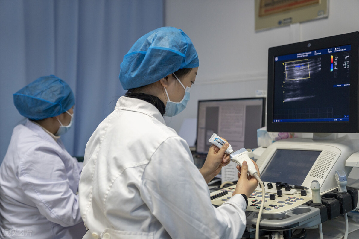 62岁女子与丈夫同房后出血，下腹胀痛，医生检查后发现她已患癌症