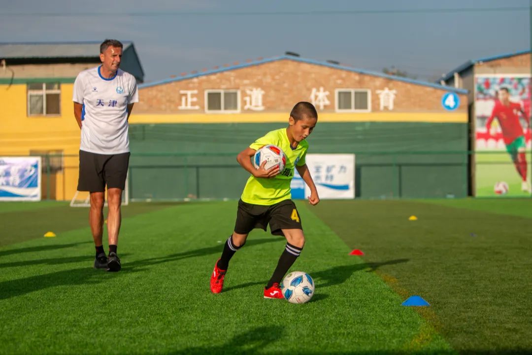 “十城带百县”助力乡村振兴|*疆新**和田足球小巴郎感受天津足协外教训练指导现场观战津超赛事