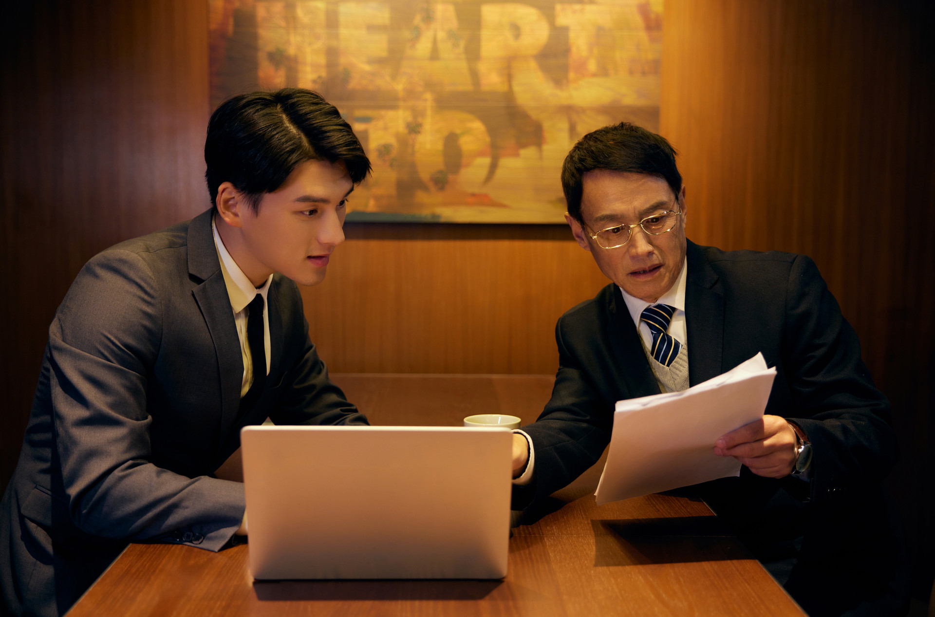 下属逼着领导决策如何应对,下属跟你叫板不听命令怎么办