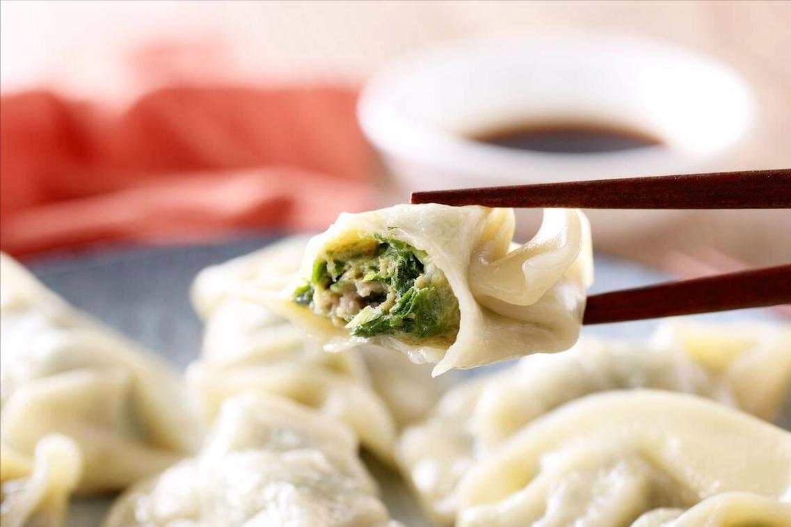 老东北美食韭菜肉水饺调馅方法,芹菜韭菜素馅饺子