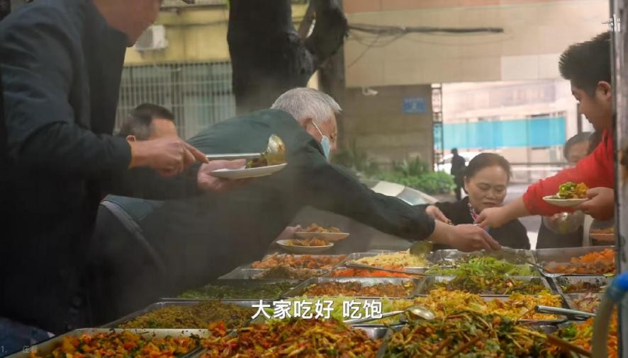 大学生吃10元工地餐,十块钱的工地餐养活了多少大学生