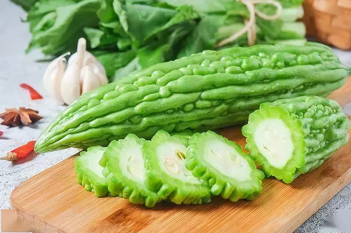 头皮上长红疙瘩脓包头皮屑特别多,头皮总是长疙瘩或脓包是什么原因