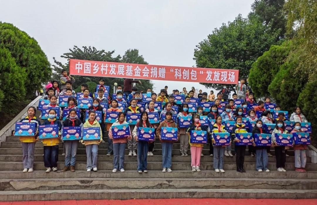 他是全校唯一的“全职”科学老师，带山里孩子“玩转科学”