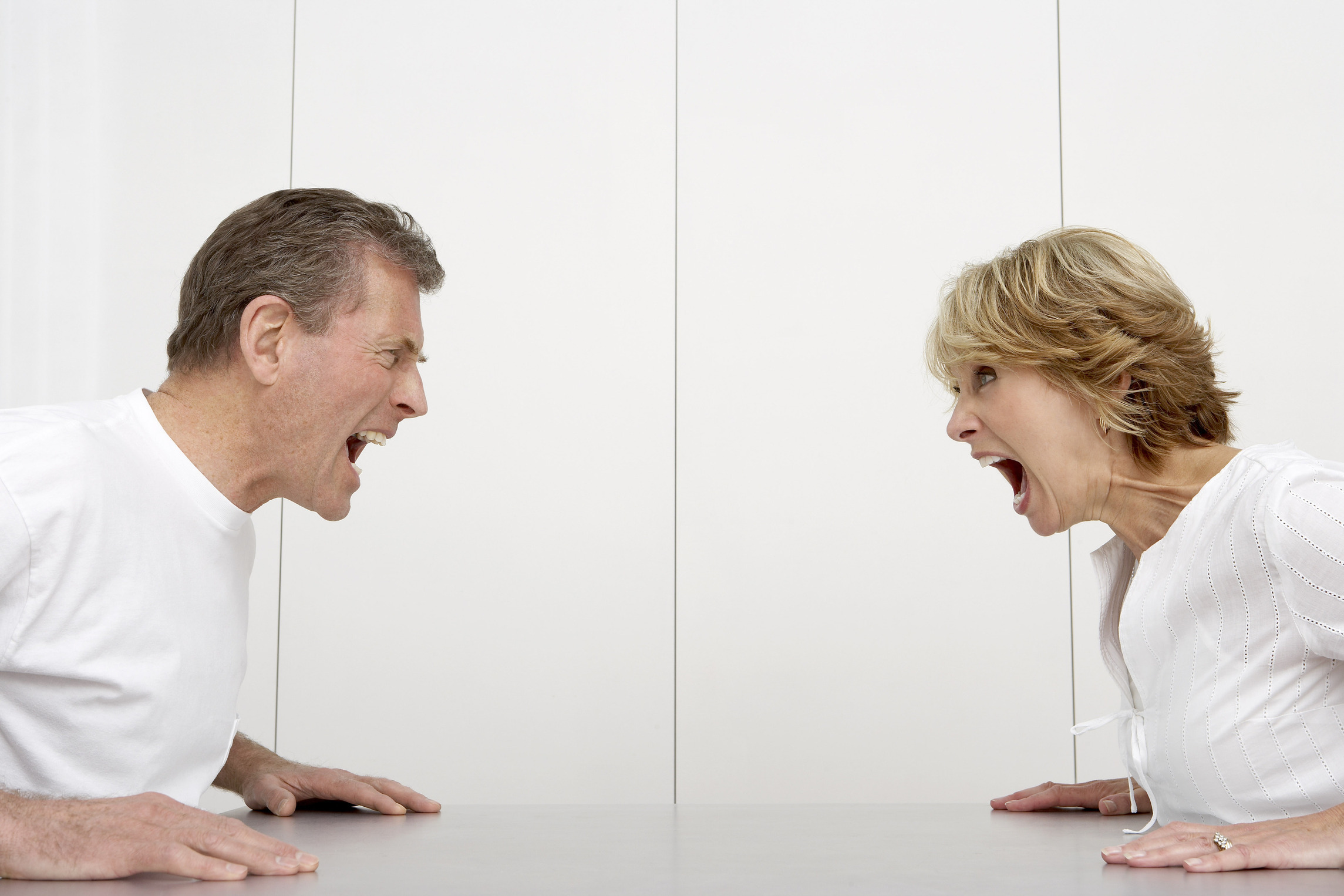 残忍的女孩遭妈妈暴打,女童遭生母残忍虐待