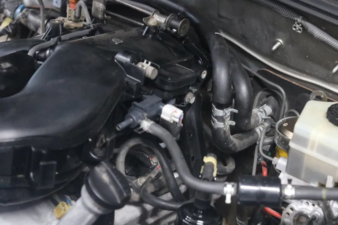 2003年的丰田老霸道，33万公里“车况残旧”，翻新复活变新车