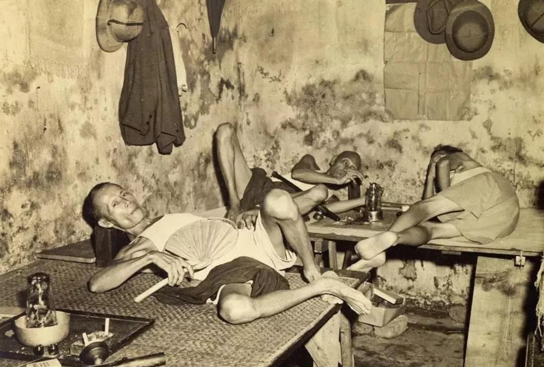 晚清*片鸦**危害:男子瘦骨嶙峋女子媚态百出,任人摆布!可悲可叹!