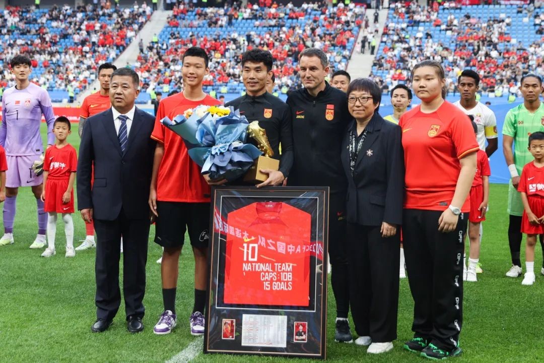 郑智国家队主帅,郑智致敬老队长视频