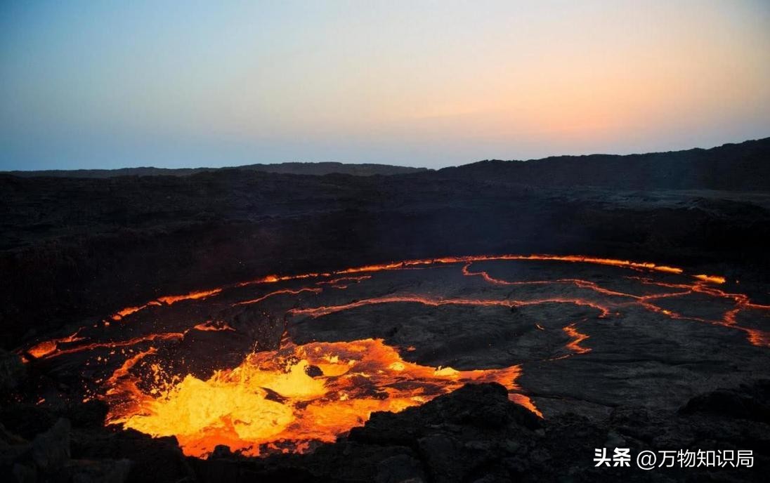 男子不听专家劝阻,花低价买下一个“大坑”,结果全家成亿万富翁