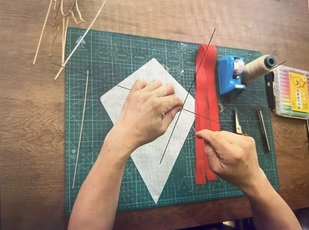 【原创】银线连四海风筝传友谊