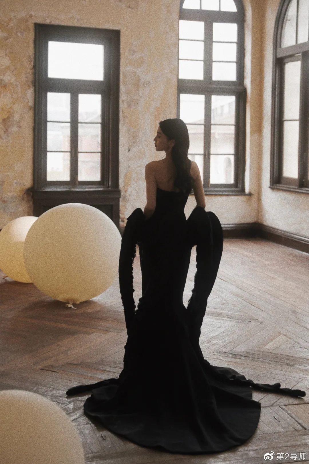 微博之夜红毯红色礼裙造型,微博之夜明星都有几套高定