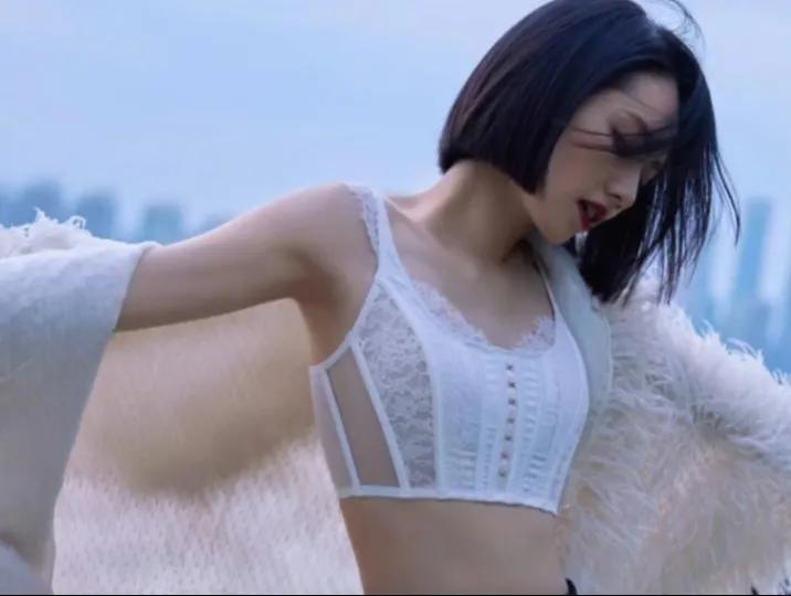 薛之谦刘惜君笑场完整版,刘惜君忘词薛之谦笑场聊表心意