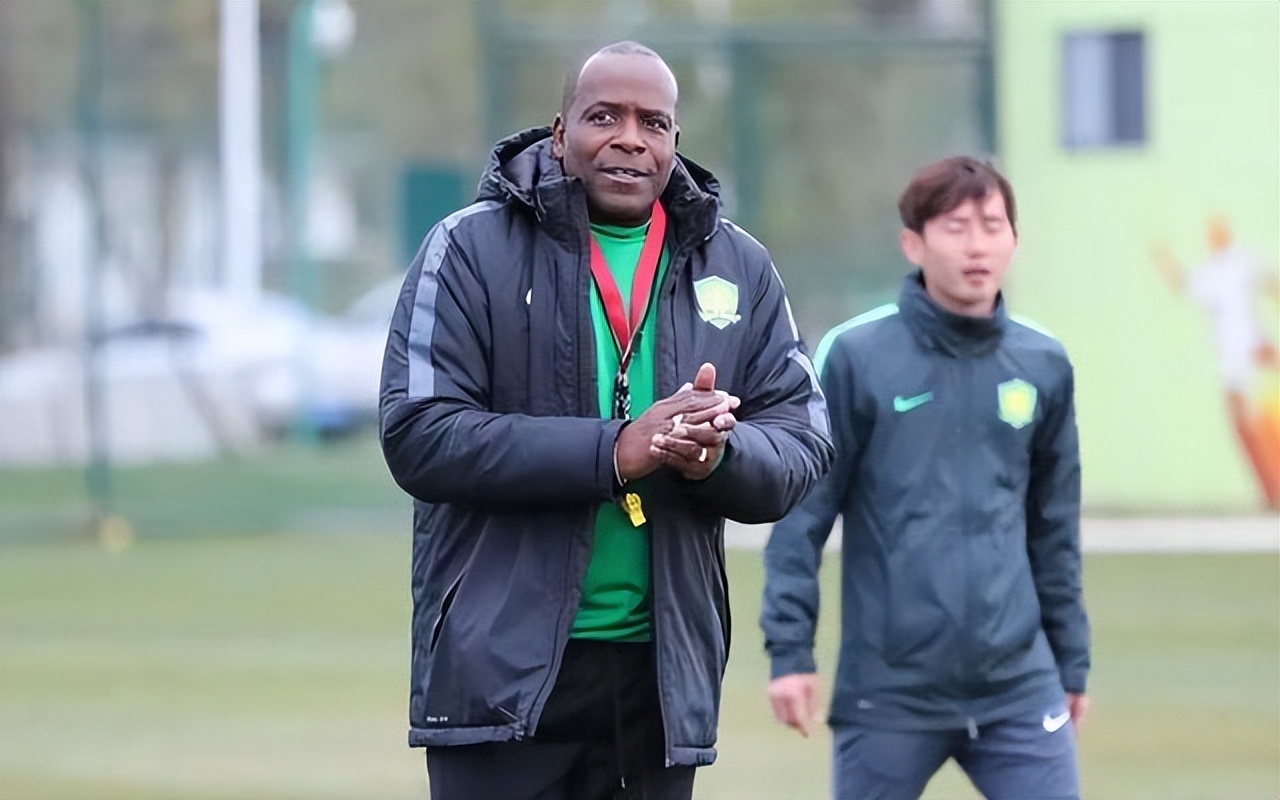 能笑岔气!国安主帅“烧香拜佛”,球迷评论十分经典,高手在民间